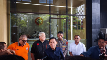 Direktur Utama LIB, Ferry Paulus (tengah)