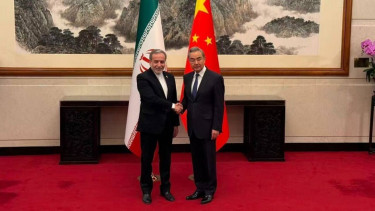 Menlu Iran Abbas Araghchi bertemu Menlu China Wang Yi di Beijing