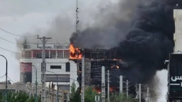 Kebakaran hebat menghanguskan pusat perbelanjaan komersial Arghavan dekat Tehera, Iran