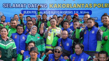 Kakorlantas Polri Irjen Agus Suryonugroho (tengah)