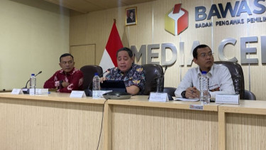 Anggota Bawaslu RI Herwyn J.H. Malonda (tengah)