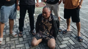 Kiai Ashari (tengah) selaku pengasuh Pondok Pesantren (Ponpes) Ndolo Kusumo.