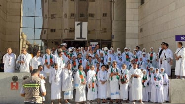 Jemaah haji Indonesia bersama KBIH di hotel Arab Saudi