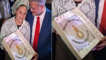 Menteri Keamanan Nasional Israel Itamar Ben-Gvir menerima kue ulang tahun dari istrinya yang dihiasi dengan “jerat,”