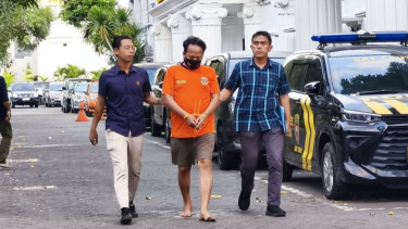 Petugas membawa pelaku pembunuhan berinisial A.R (tengah)