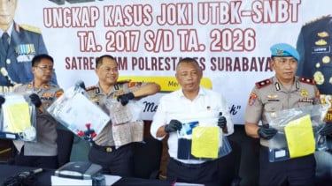 Kapolrestabes Surabaya Kombes Pol Luthfie Sulistiawan (kedua kiri)