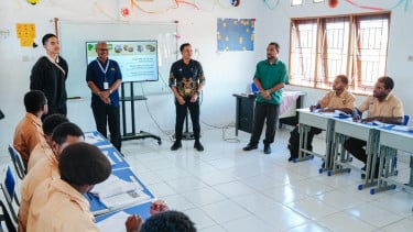 Ketua Umum Partai Solidaritas Indonesia (PSI) Kaesang Pangarep mengunjungi Mepa Boarding School di Nabire, Papua Tengah