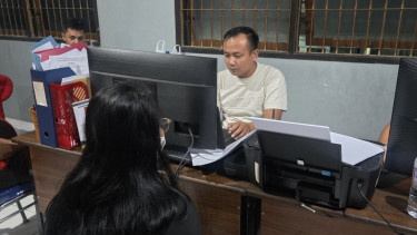 Seorang wanita ditangkap buntut menyembunyikan sejumlah narkoba di alat kelaminnya untuk diberikan kepada warga binaan