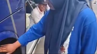 Emak-emak cium dan oles ban bus