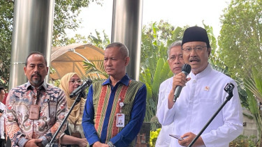 Menteri Sosial (Mensos) Saifullah Yusuf atau Gus Ipul (kanan) di Gedung KPK