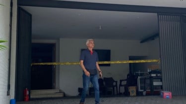 Polisi memasang tanda garis polisi di lokasi kebakaran rumah mendiang anggota IV BPK Haerul Saleh