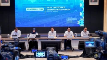 Menteri Kesehatan Budi Gunadi Sadikin (tengah)