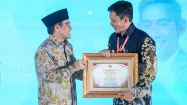 Menko PM Muhaimin Iskandar menyerahkan penghargaan Paritrana Award ke Desa Tarumajaya