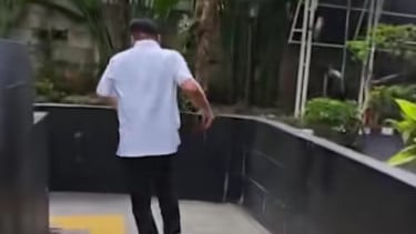 PNS Ditjen Bea Cukai Ahmad Dedi lari dari wartawan usai diperiksa KPK