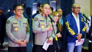 Karopenmas Divhumas Polri Brigjen Pol. Trunoyudo Wisnu Andiko (tengah) dan Dirtipidum Bareskrim Polri Brigjen Wira Satya