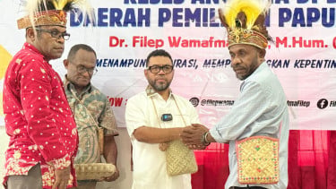 Anggota DPD RI Filep Wamafma (tengah)