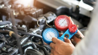 Ilustrasi servis AC mobil / freon