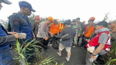 Evakuasi dua WNA Singapura yang meninggal akibat erupsi Gunung Dukono