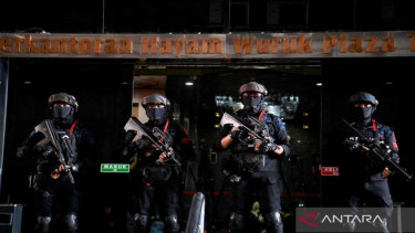 Personel Brimob Polri berjaga saat penggerebekan kantor operasional judi daring di Perkantoran Hayam Wuruk Plaza Tower