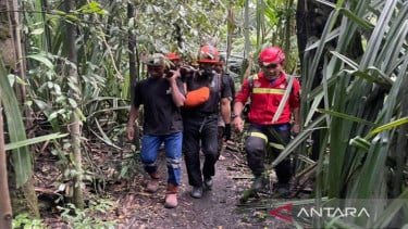 Tim SAR gabungan membawa kantong jenazah korban erupsi Gunung Api Dukono di Halmahera Utara