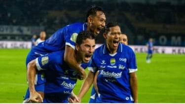 Adam Alis Rayakan Gol Persib