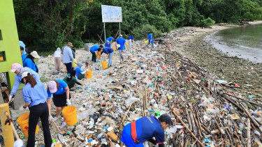 Ilustrasi Tumpukan Sampah Plastik di Kawasan Pesisir