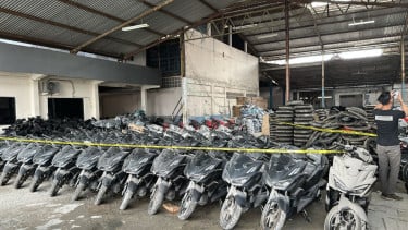 Gudang raksasa berisi ribuan sepeda motor diduga hasil curian digerebek Polda Metro Jaya di kawasan Kebayoran Lama