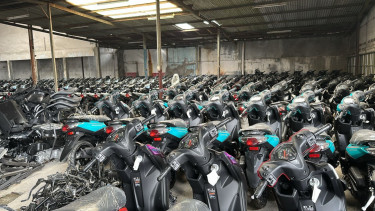 Gudang raksasa berisi ribuan sepeda motor diduga hasil curian digerebek Polda Metro Jaya di kawasan Kebayoran Lama