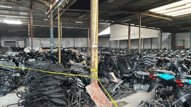 Gudang raksasa berisi ribuan sepeda motor diduga hasil curian digerebek Polda Metro Jaya di kawasan Kebayoran Lama