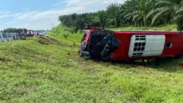 Bus Halmahera terbalik dan keluar dari jalur tol Jasamarga Kuala Namu Tol (JMKT) tepatnya di KM 63.200 Desa Sei Sejenggi