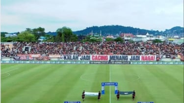 Spanduk Jakmania 'kalah jadi cacing menang jadi naga'