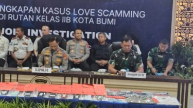 Kapolda Lampung Irjen Pol Helfi Assegaf dan Pangdam XXI/Radin inten Mayjen TNI Kristomei Sianturi konpers