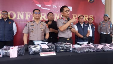 Kapolda Jambi, Inspektur Jenderal Polisi Krisno Halomoan Siregar (tengah)