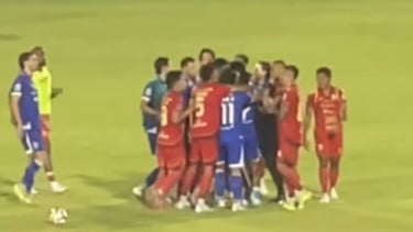Keributan antar pemain usai laga Persija Jakarta vs Persib Bandung