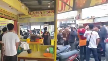 Oknum Jakmania Obrak-abrik Warung Makan Sunda di Cibinong