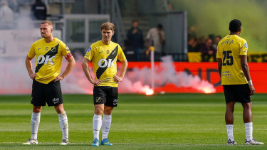 Pemain NAC Breda tertunduk lesu saat dipastikan degradasi