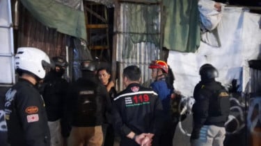Petugas Prabu Polrestabes Bandung saat mengevakuasi tiga anak di bawah umur yang disekap