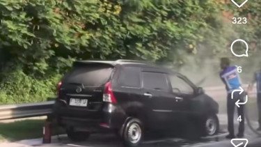 Mobil Toyota Avanza tiba-tiba terbakar di Km 12, Jakarta Timur, Selasa pagi, 12 Mei 2026