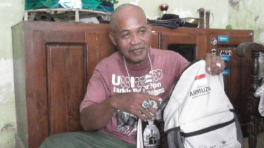 Sucipto menunjukkan tas perlengkapan ibadah haji di rumahnya