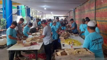 Distribusi daging kurban Idul Adha di Pasar Induk Kramat Jati, Jakarta Timur