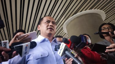 Kepala Pusat Penerangan Hukum Kejagung, Anang Supriatna (tengah)