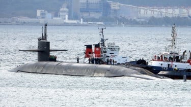 Kapal selam nuklir USS Alaska terpantau di perairan Gibraltar, Inggris, 10/5