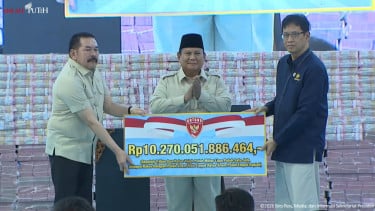 Jaksa Agung ST Burhanuddin menyerahkan uang denda administratif Satgas PKH Rp10,2 T ke Menkeu Purbaya Yudhi Sadewa