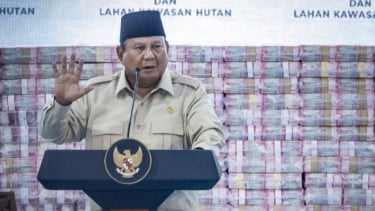 Presiden Prabowo saat penyerahan denda administratif dan lahan kawasan hutan di Kejaksaan Agung