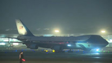 Pesawat Air Force One yang ditumpangi Presiden AS Donald Trump tiba di Beijing, China