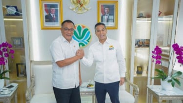 Ketua Umum Kadin Indonesia Anindya Bakrie (kanan) dan Menteri Lingkungan Hidup Jumhur Hidayat (kiri).