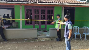 Polisi saat olah tkp lokasi penganiayaan suami kepada istri dan mertuanya hingga tewas