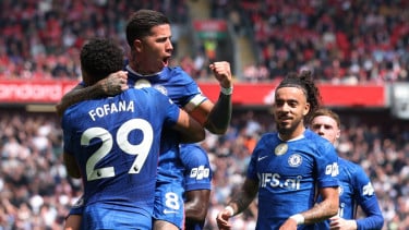 Pemain Chelsea merayakan gol