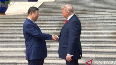 Presiden China Xi Jinping menyambut Presiden AS Donald Trump di halaman Gerbang Timur Balai Besar Rakyat di Beijing
