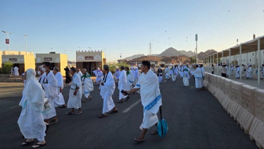 Jemaah haji Indonesia menuju Mekkah dari Madinah